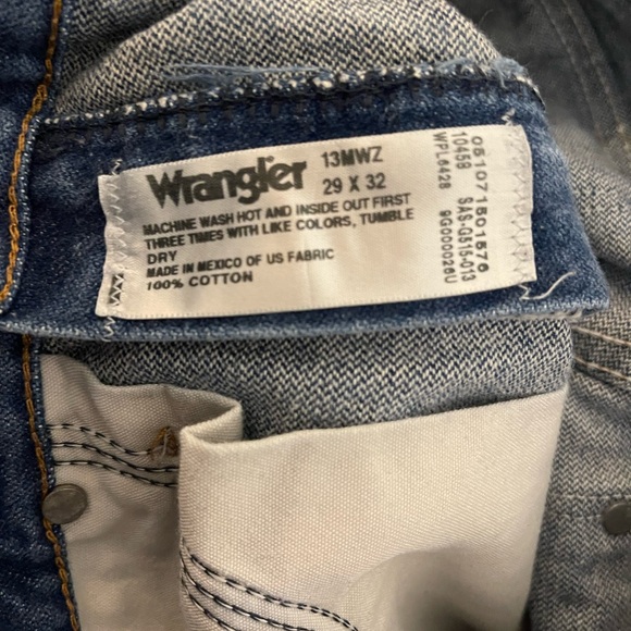 Wrangler Jeans 29x32, good condition has some wear on the wrangler label - Picture 3 of 3